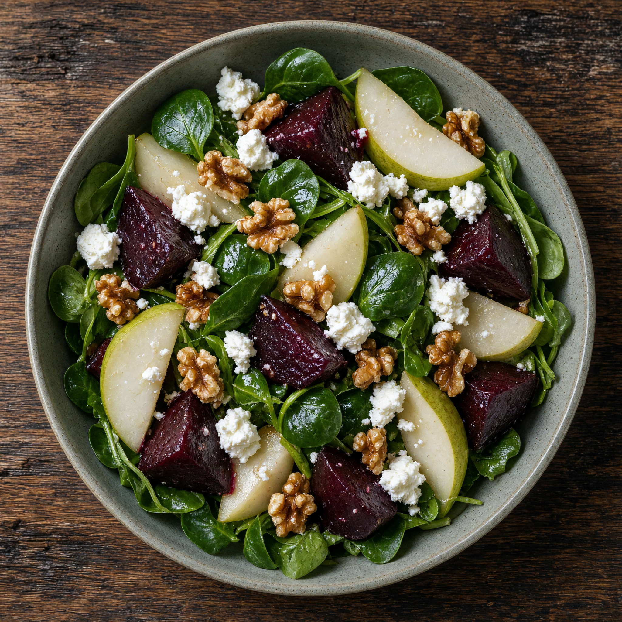 Feldsalat mit Roter Bete, Birne und Ziegenkäse
