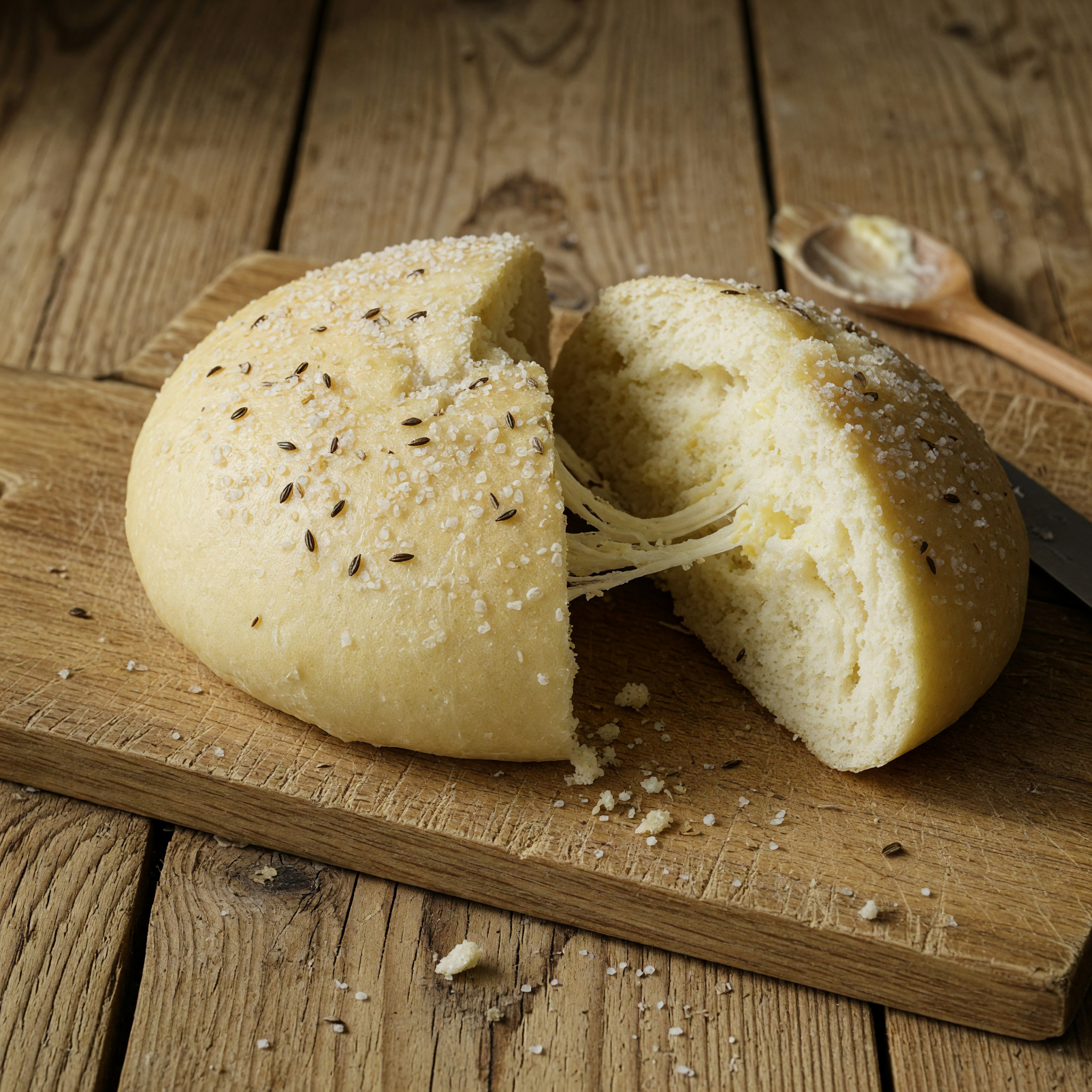 Goldbraune Pfälzer Dampfnudeln mit herzhafter Salzkruste