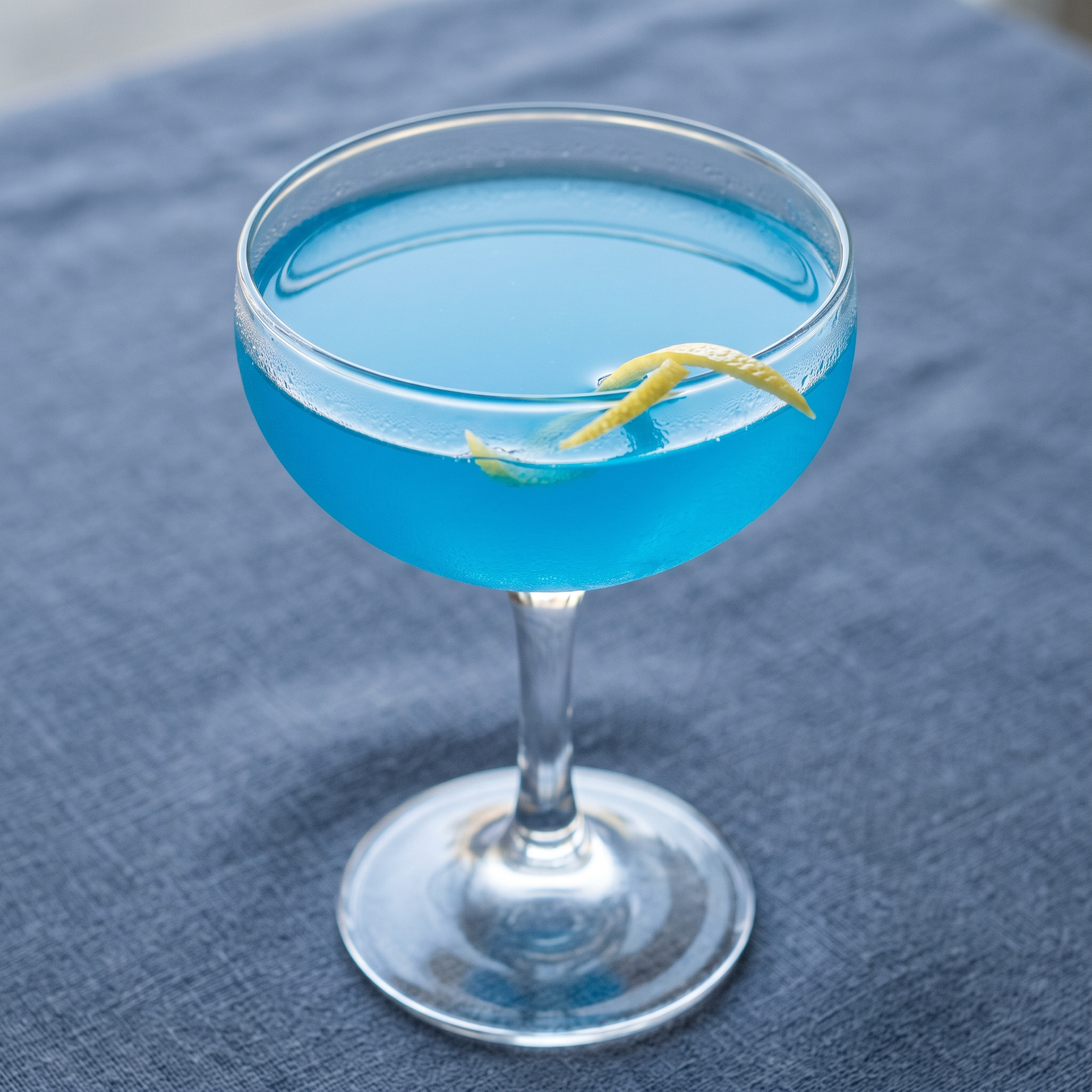 Blaue Klarheit im römischen Aperitivo