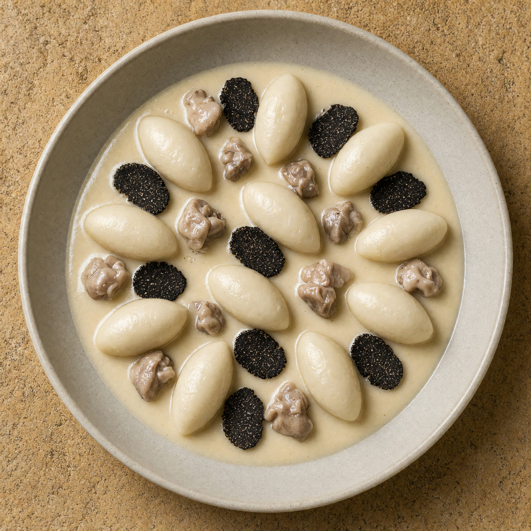 Pariser Geflügelquenelles mit Trüffelragout
